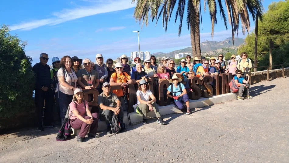 Grupo de personas posando. Cielo azul adescubierto