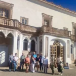 Edificio arquitectura clásica con grupo de personas delante