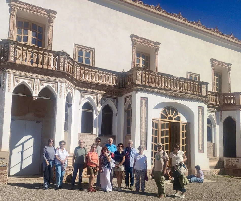 Edificio arquitectura clásica con grupo de personas delante